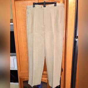 J. Ferrar men's khaki dress slacks in a size 40x30. Pre-loved in great condition